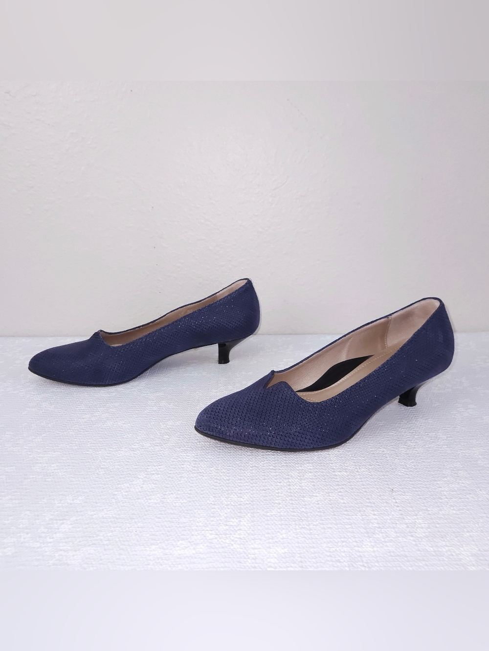 New! BEAUTIFEEL Mystique Kitten Heels Navy Blue Linear Suede Pumps